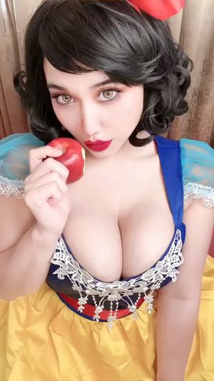 Snow White and her apples 🍎🍎